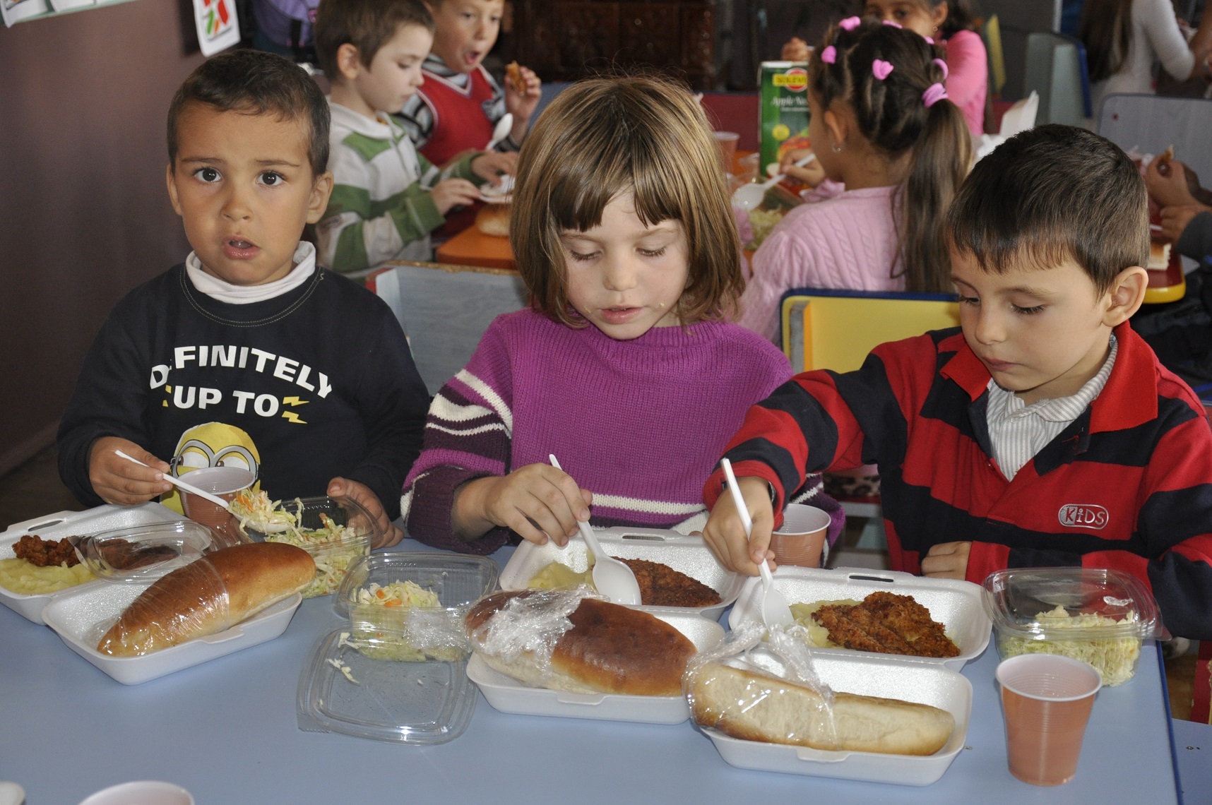 Copiii de la Gradinita Stoilesti au primit o masa calda de la WVR